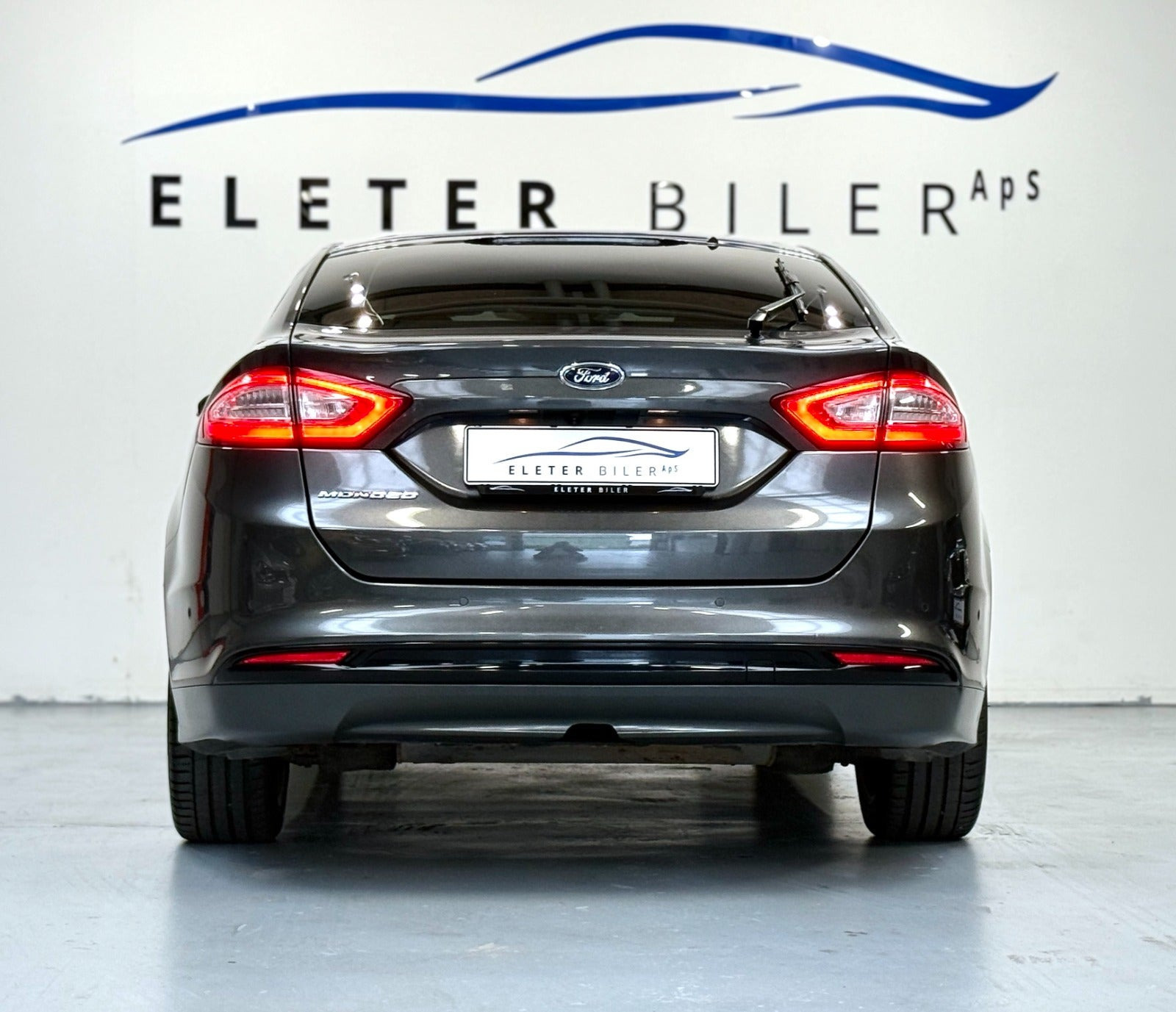 Grå Ford Mondeo fra 2017