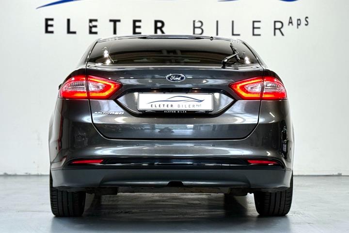 Grå Ford Mondeo fra 2017