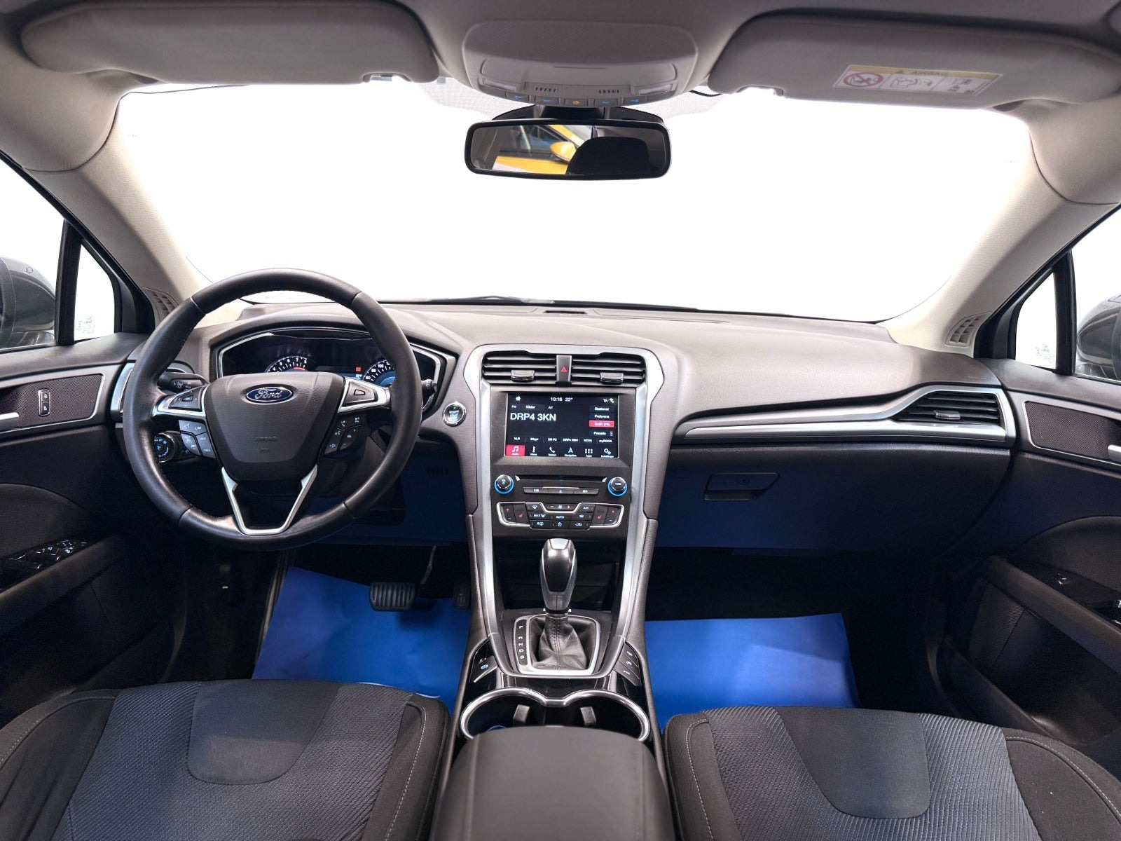 Grå Ford Mondeo fra 2017