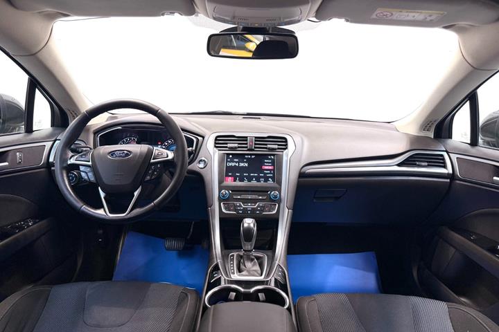 Grå Ford Mondeo fra 2017