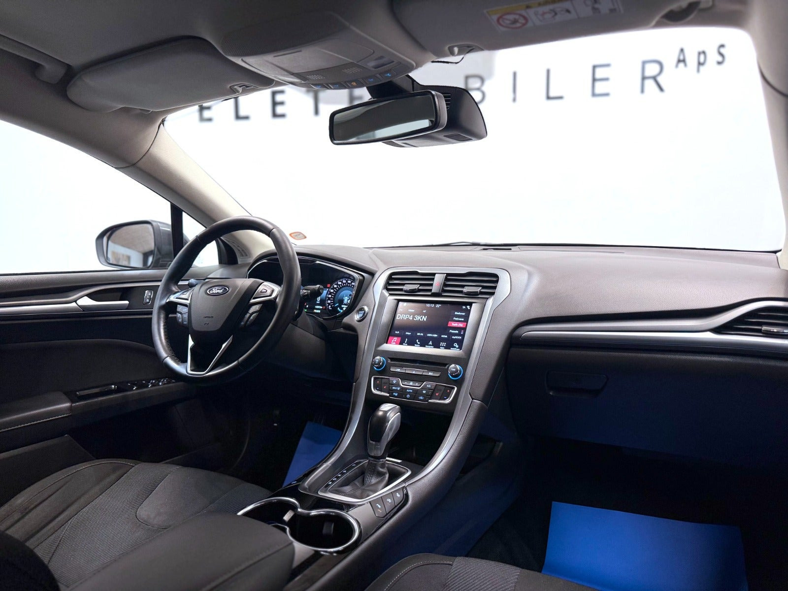 Grå Ford Mondeo fra 2017