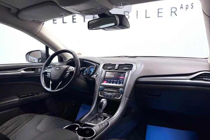 Grå Ford Mondeo fra 2017