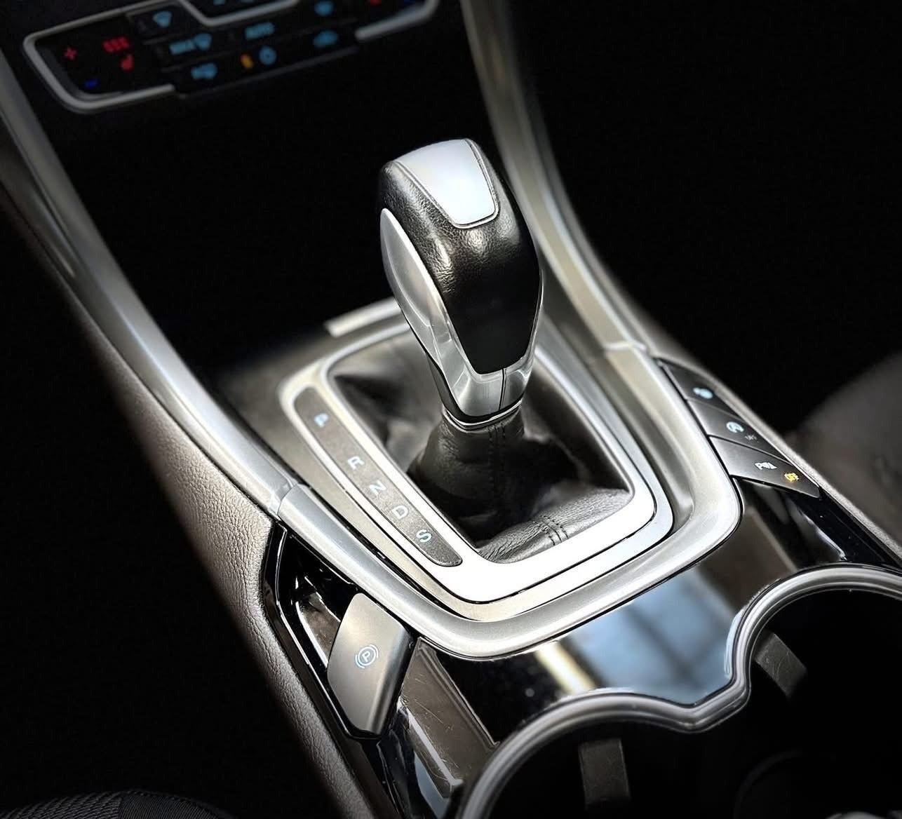 Grå Ford Mondeo fra 2017