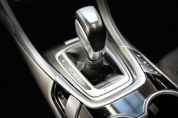 Grå Ford Mondeo fra 2017