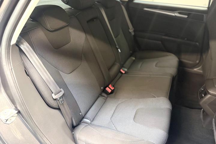 Grå Ford Mondeo fra 2017