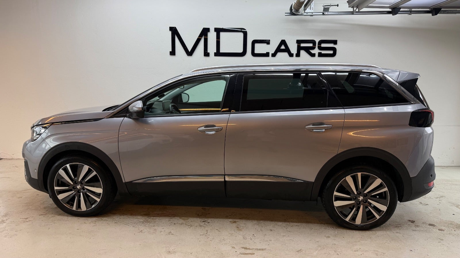 Grå Peugeot 5008 fra 2019