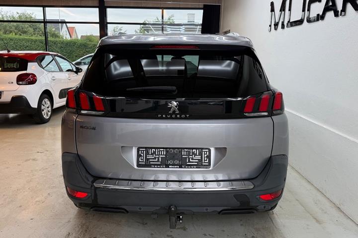 Grå Peugeot 5008 fra 2019