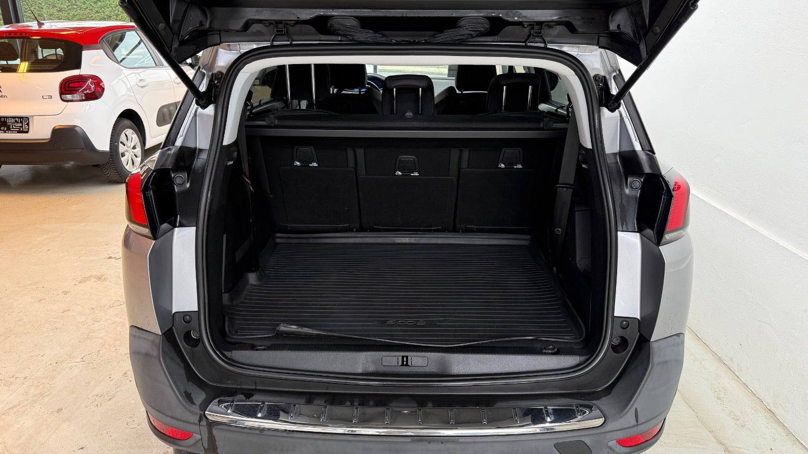Grå Peugeot 5008 fra 2019