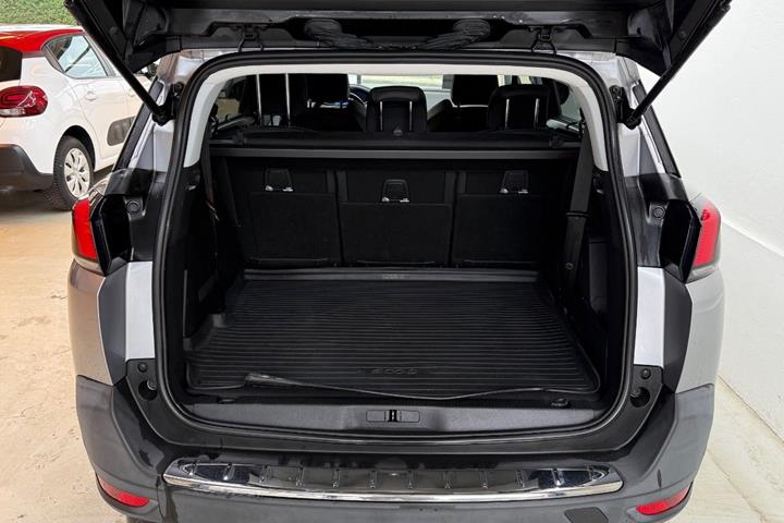 Grå Peugeot 5008 fra 2019