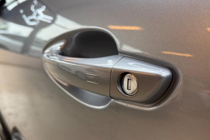 Grå Peugeot 5008 fra 2019