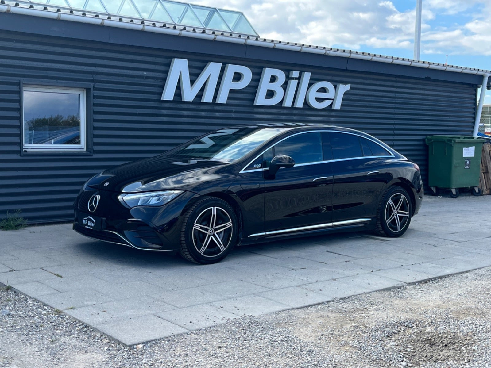 Sort Mercedes EQE300 fra 2024