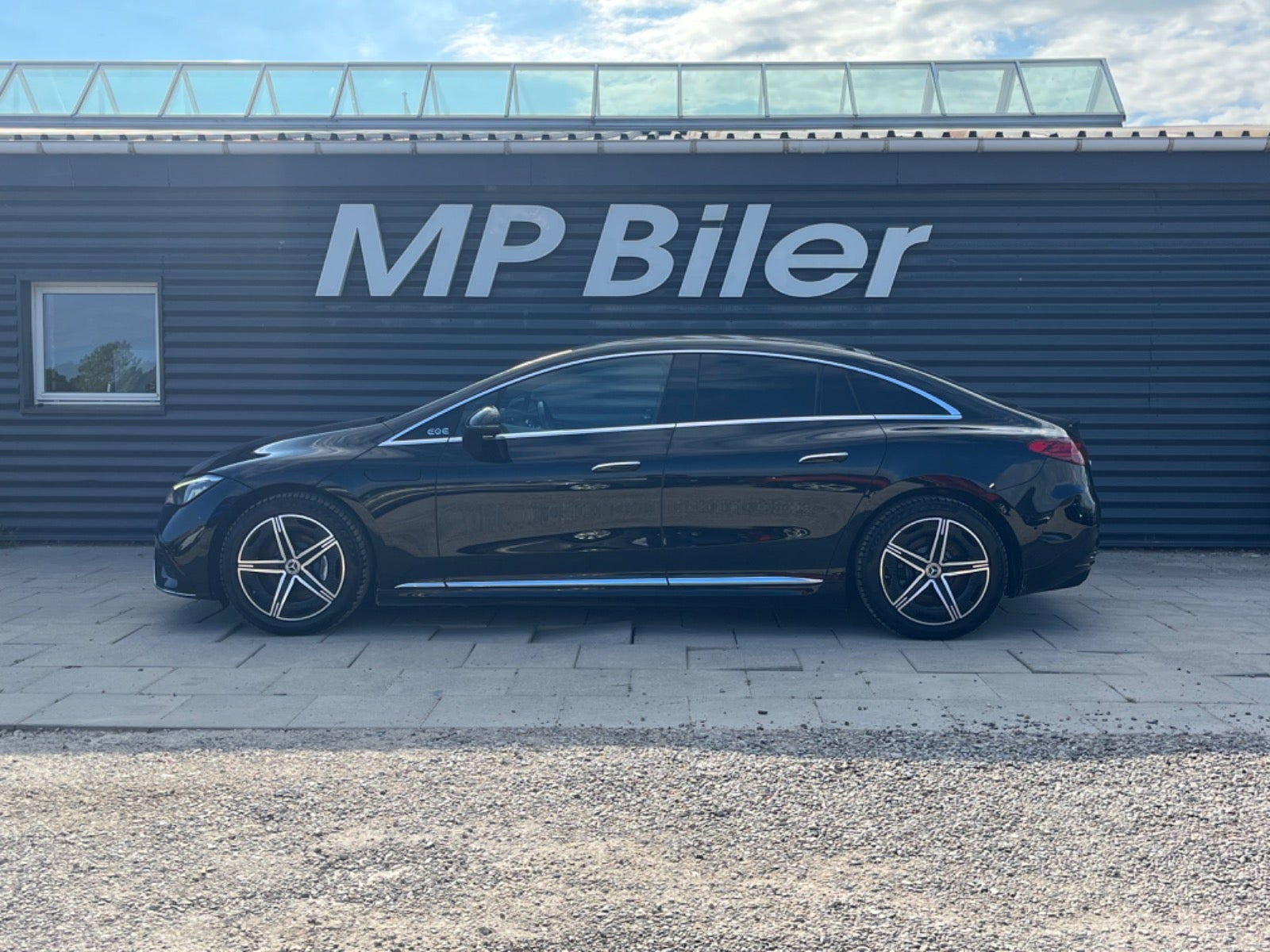 Sort Mercedes EQE300 fra 2024