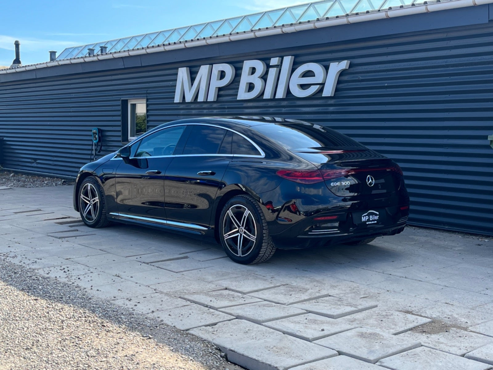 Sort Mercedes EQE300 fra 2024