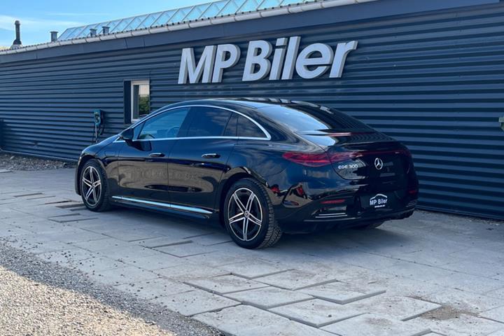 Sort Mercedes EQE300 fra 2024