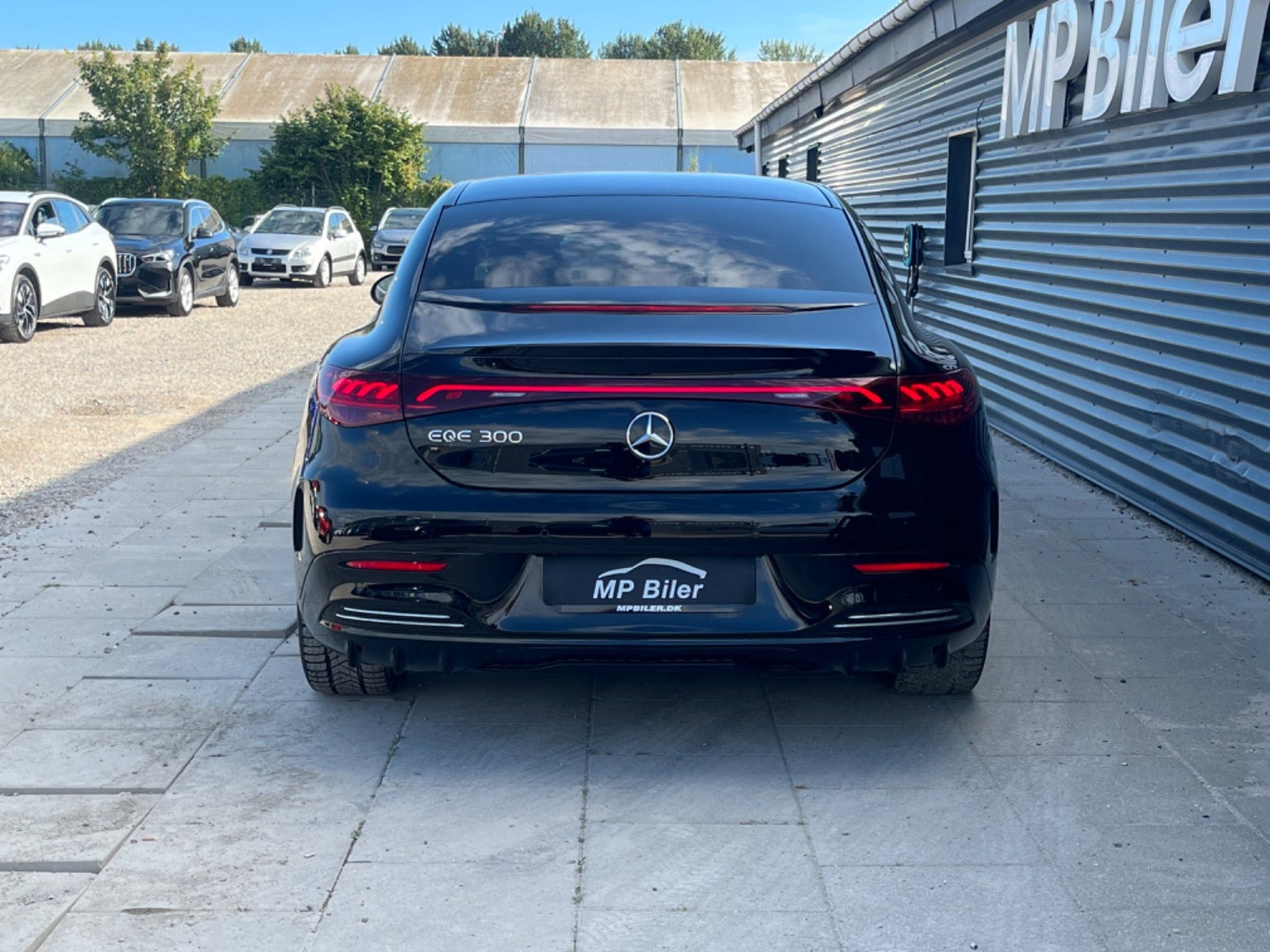 Sort Mercedes EQE300 fra 2024