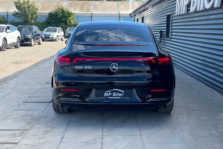 Sort Mercedes EQE300 fra 2024
