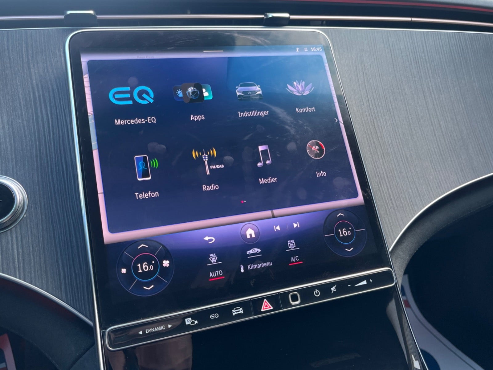Sort Mercedes EQE300 fra 2024