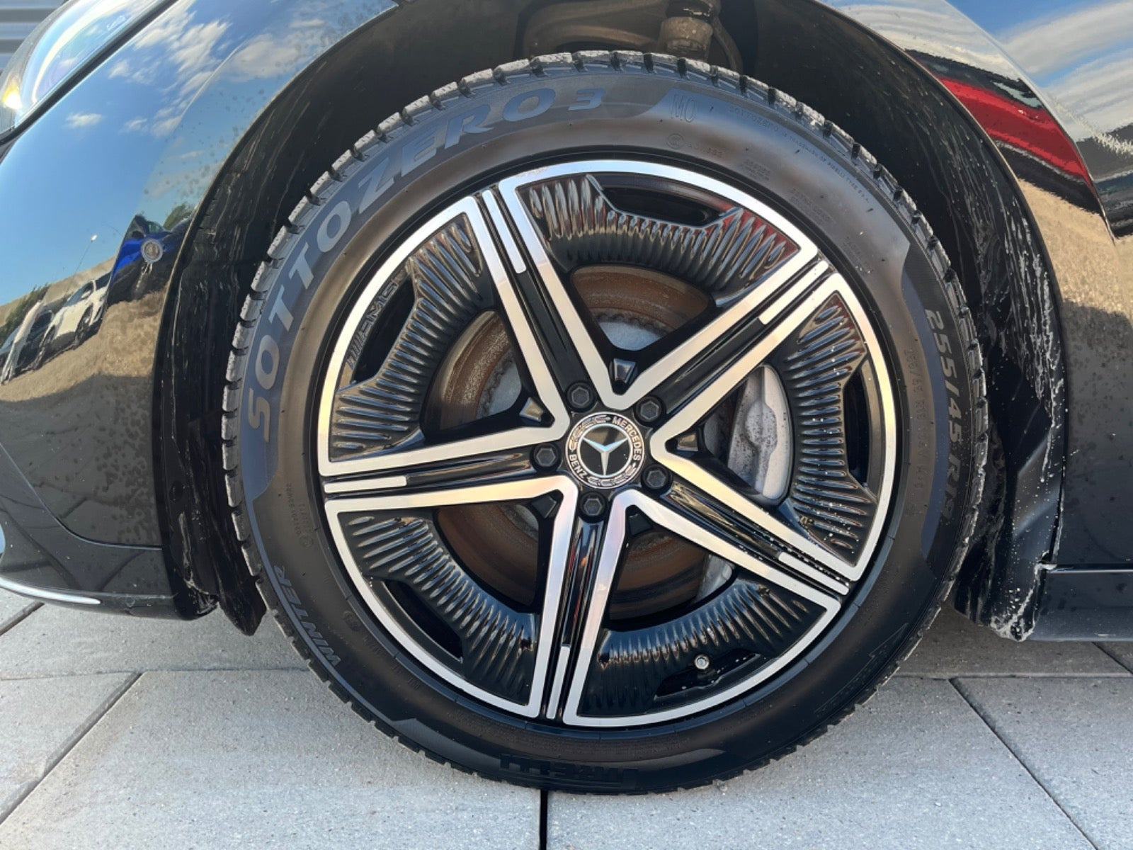 Sort Mercedes EQE300 fra 2024