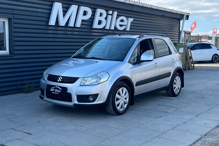 Sølv Suzuki SX4 fra 2008 set udefra