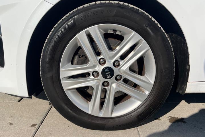 Hvid Kia Ceed fra 2021