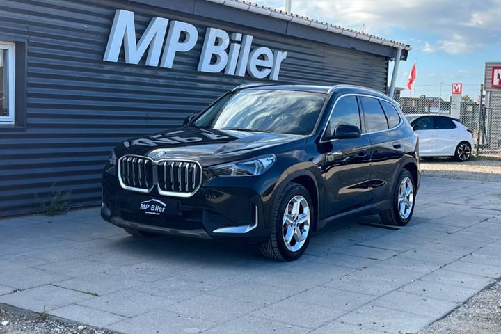 Sort BMW iX1 fra 2023 set udefra