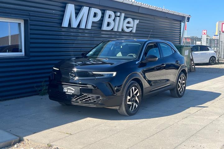 Sort Opel Mokka-e fra 2024 set udefra