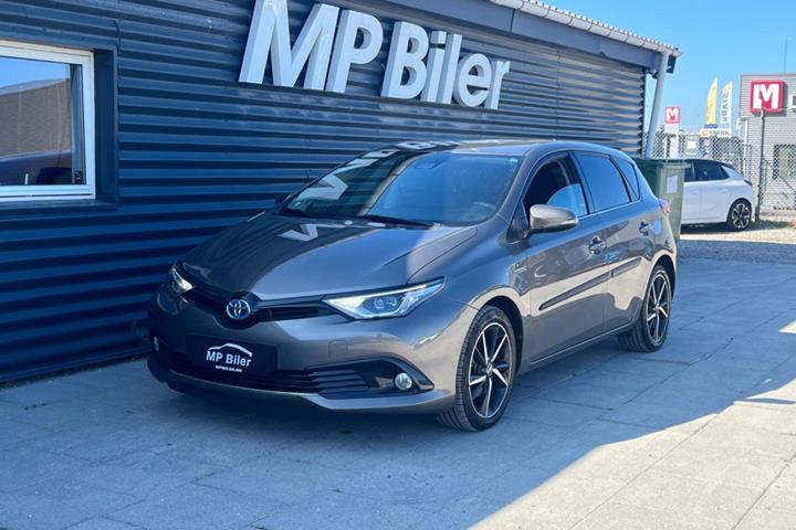 Grå Toyota Auris fra 2018 set udefra