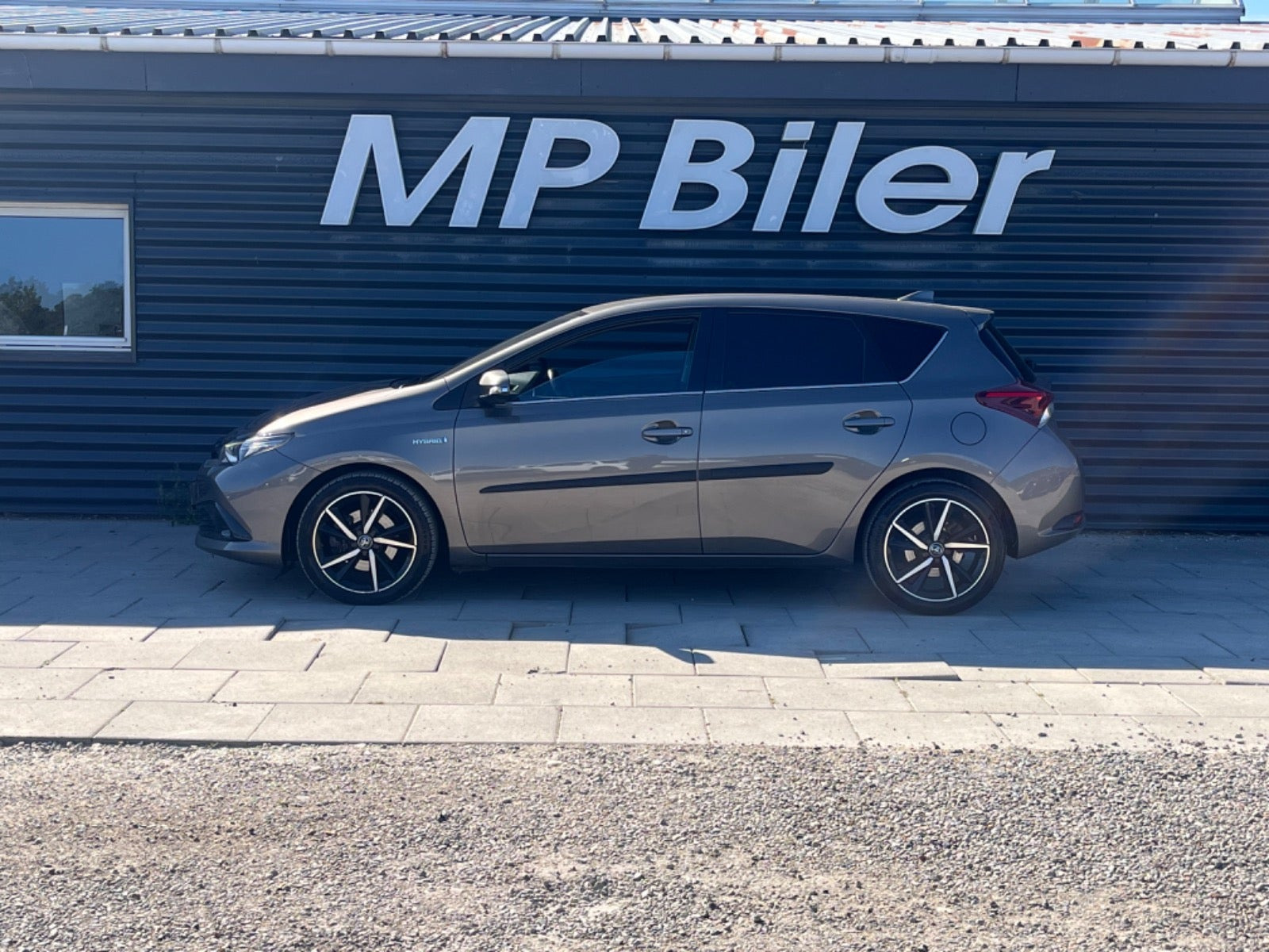 Grå Toyota Auris fra 2018