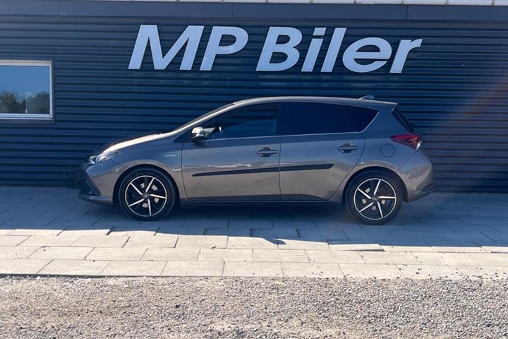 Grå Toyota Auris fra 2018
