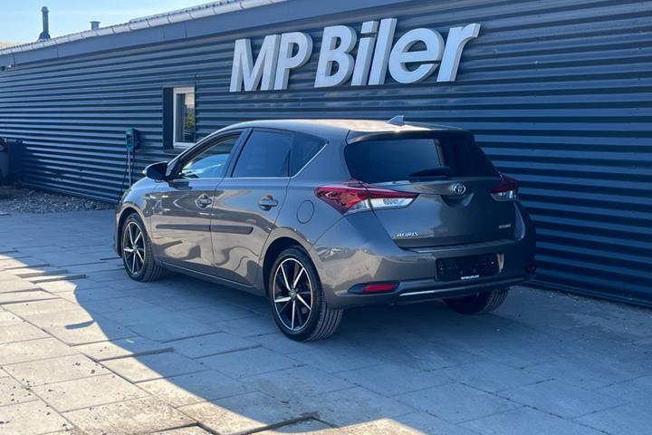 Grå Toyota Auris fra 2018