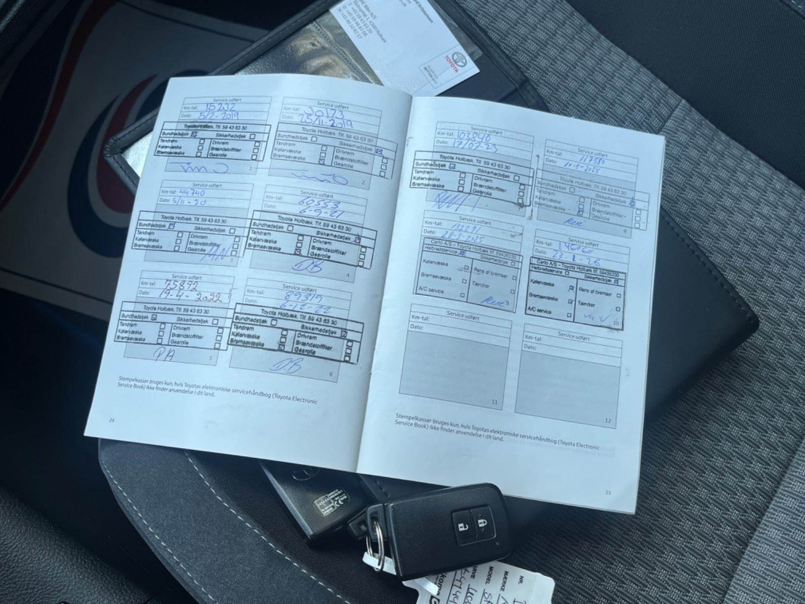 Grå Toyota Auris fra 2018