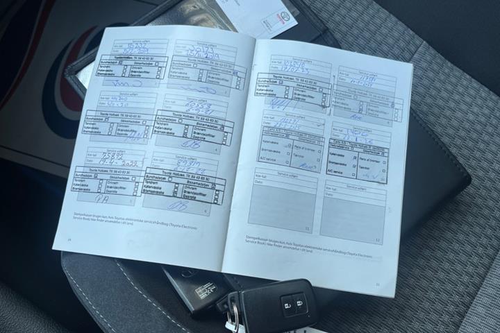 Grå Toyota Auris fra 2018