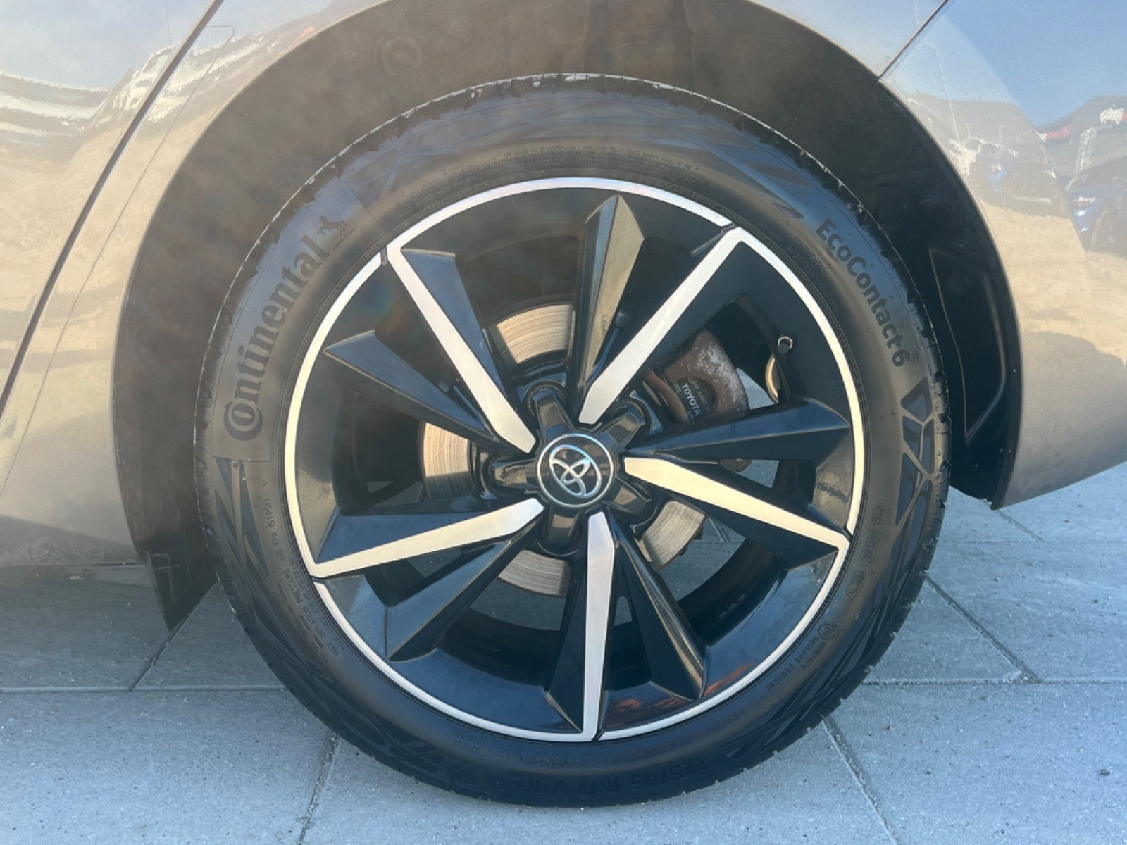 Grå Toyota Auris fra 2018