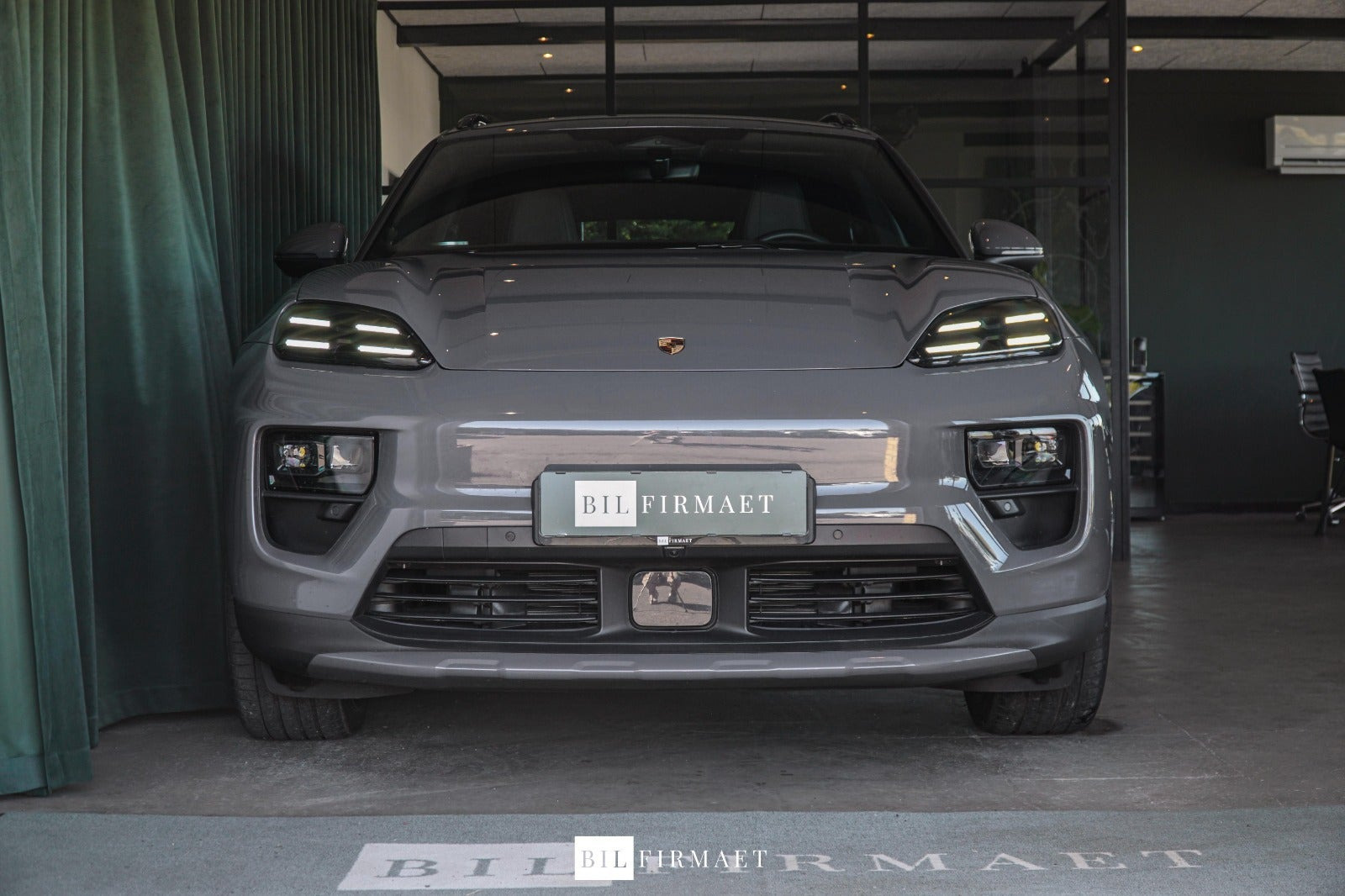 Grå Porsche Macan 4 fra 2025