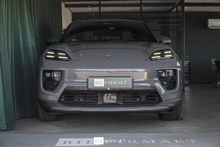 Grå Porsche Macan 4 fra 2025