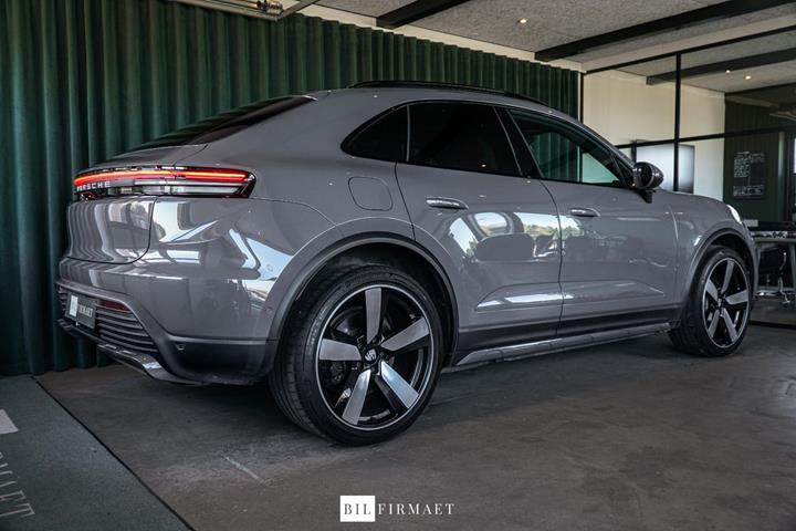 Grå Porsche Macan 4 fra 2025