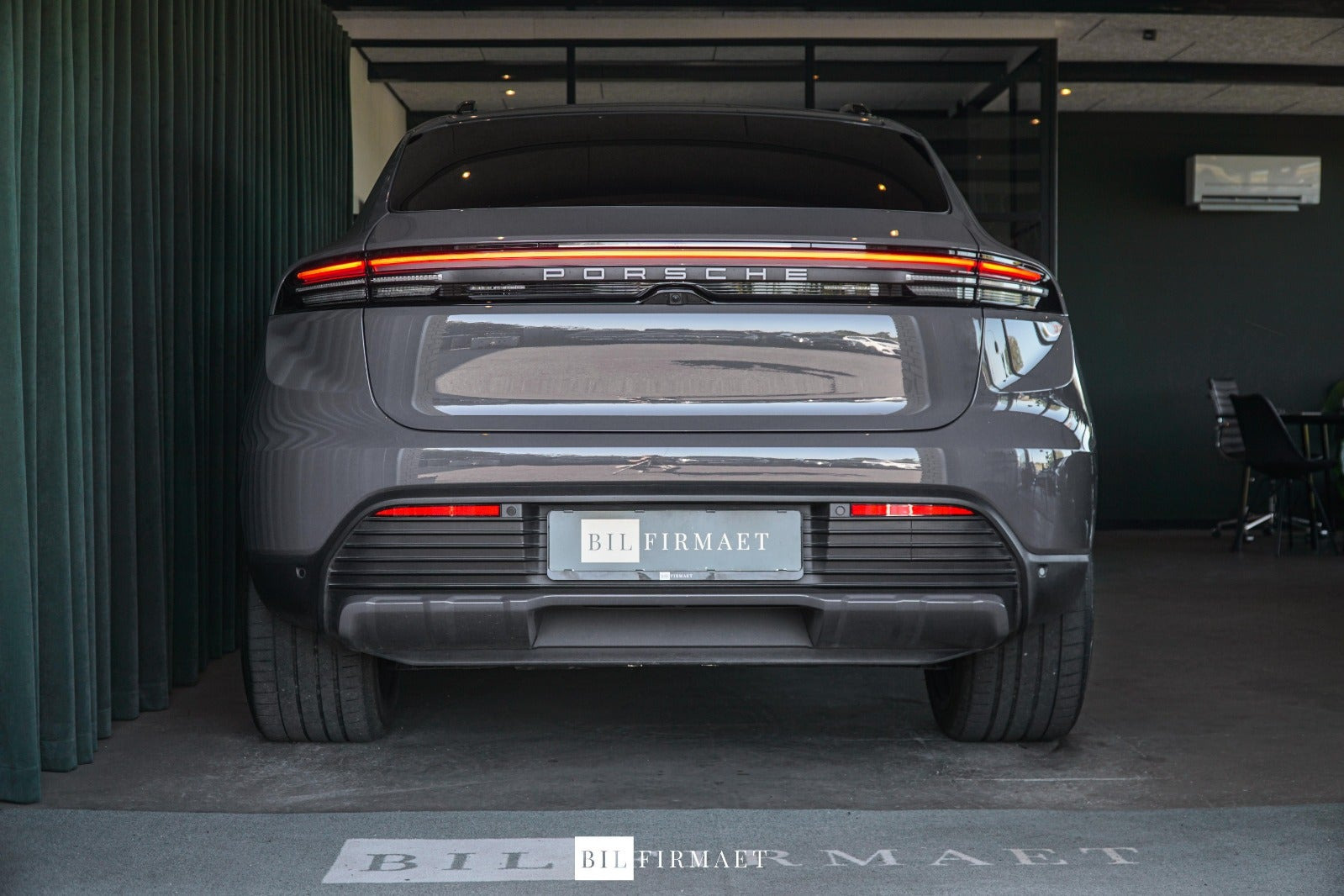 Grå Porsche Macan 4 fra 2025