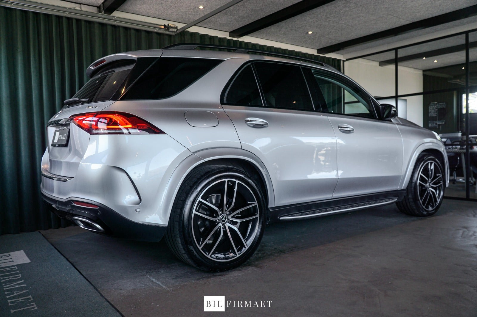 Sølv Mercedes GLE350 de fra 2023