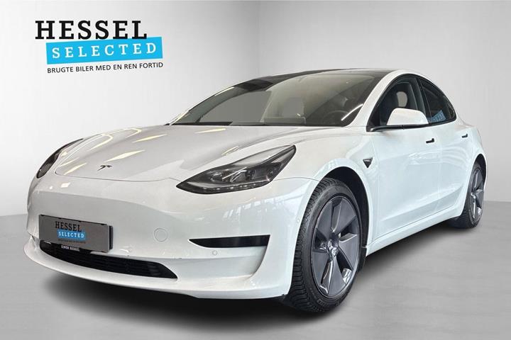 Hvid Tesla Model 3 fra 2021 set udefra