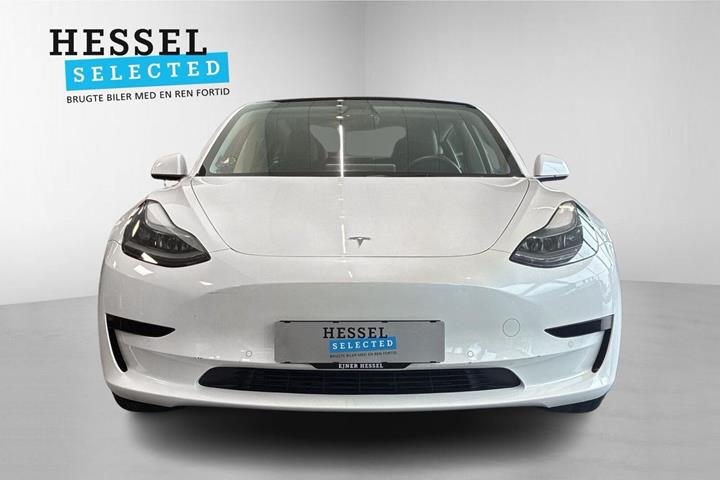 Hvid Tesla Model 3 fra 2021