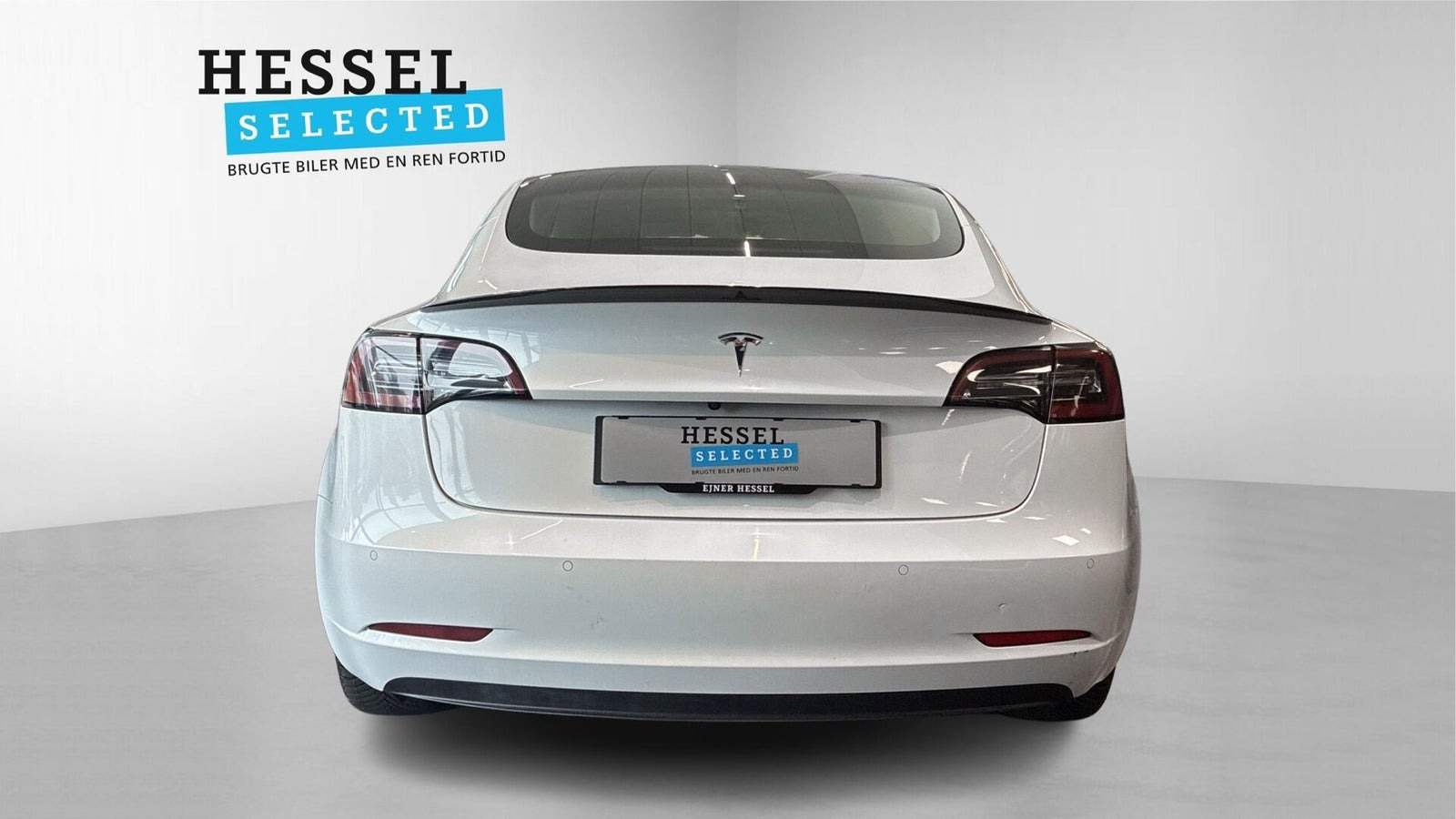 Hvid Tesla Model 3 fra 2021