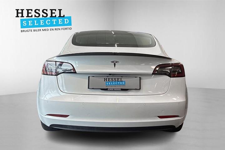 Hvid Tesla Model 3 fra 2021