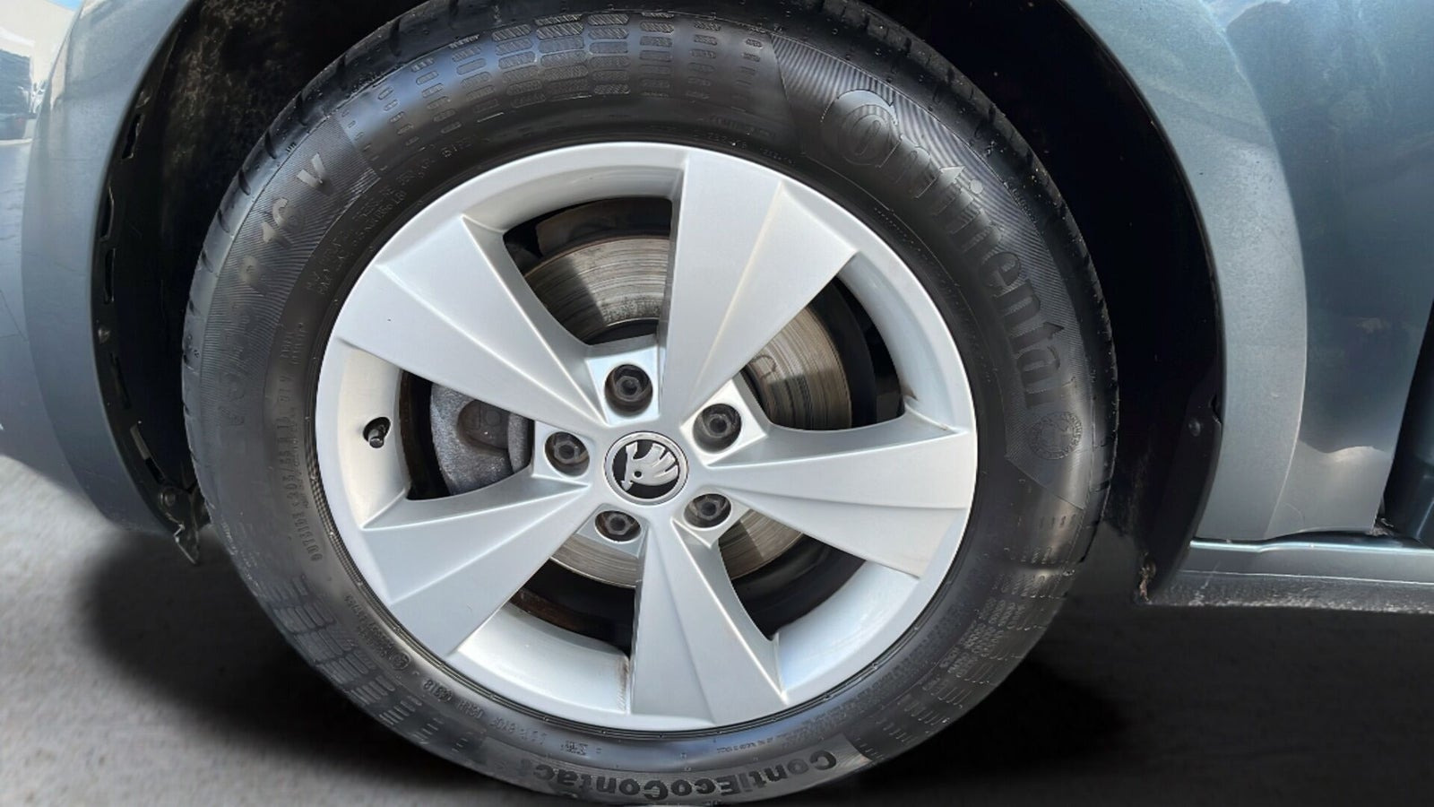 Grå Skoda Octavia fra 2019