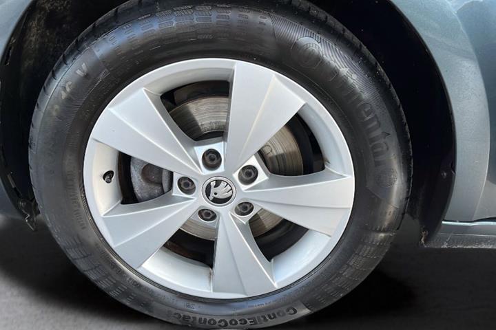 Grå Skoda Octavia fra 2019