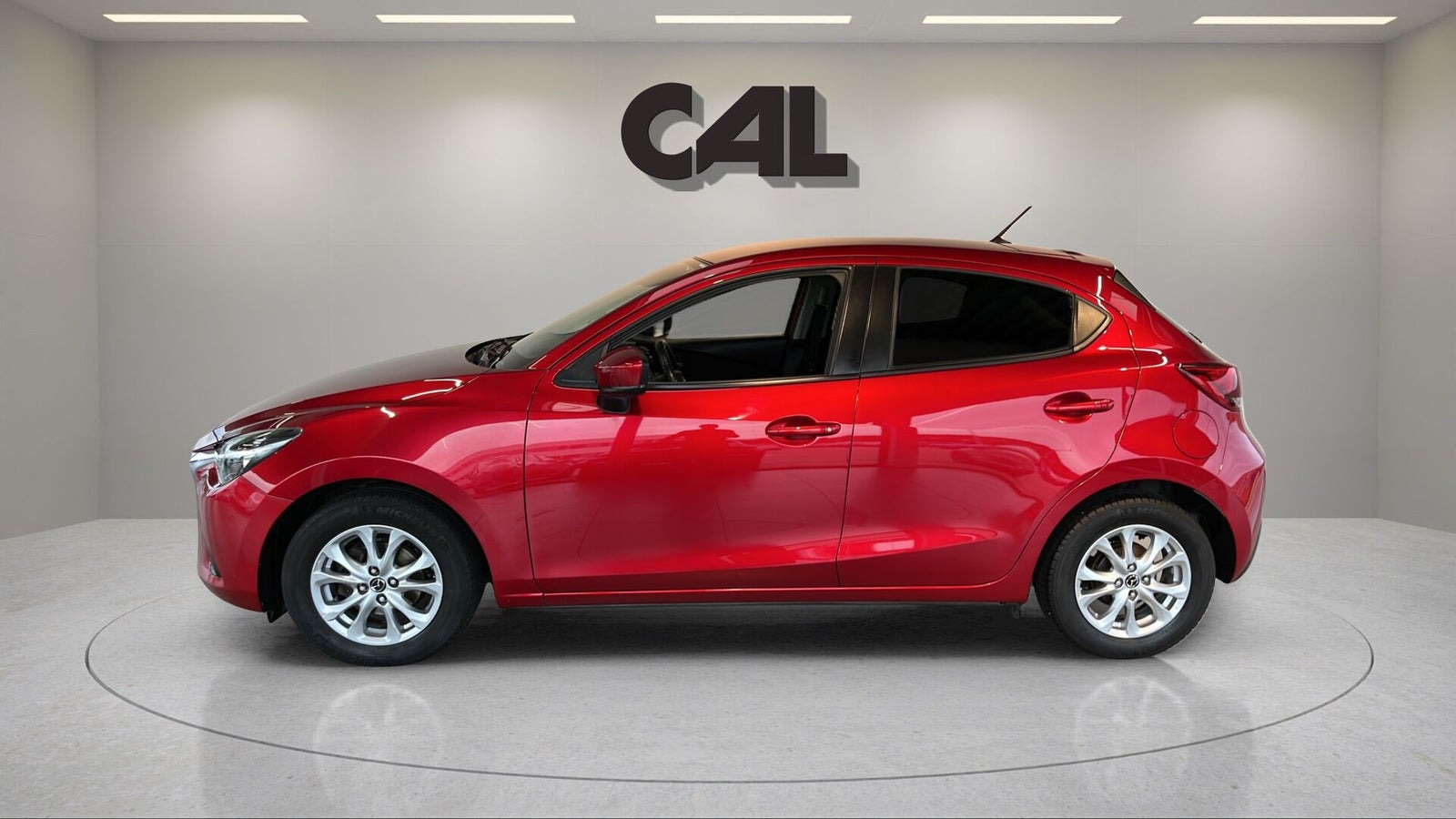 Rød Mazda 2 fra 2019