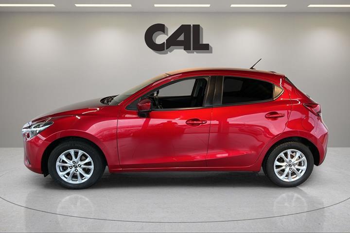 Rød Mazda 2 fra 2019
