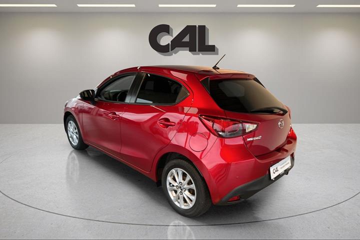 Rød Mazda 2 fra 2019