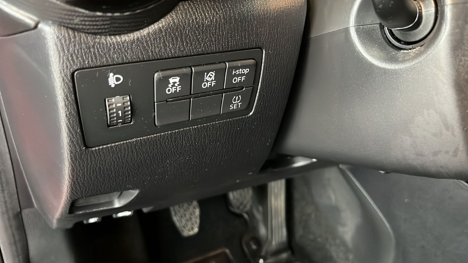 Rød Mazda 2 fra 2019
