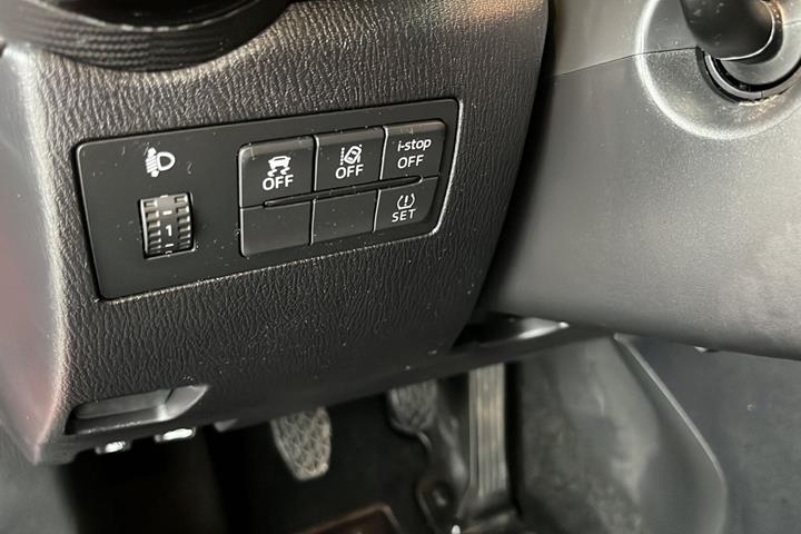 Rød Mazda 2 fra 2019