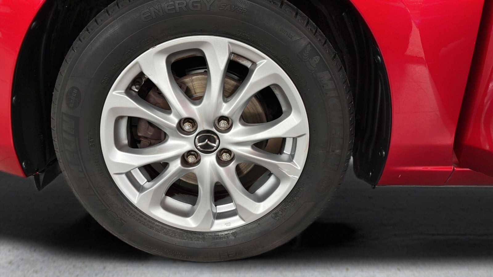 Rød Mazda 2 fra 2019